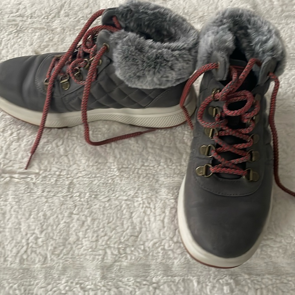 Gray Bob’s boots with fur size 6